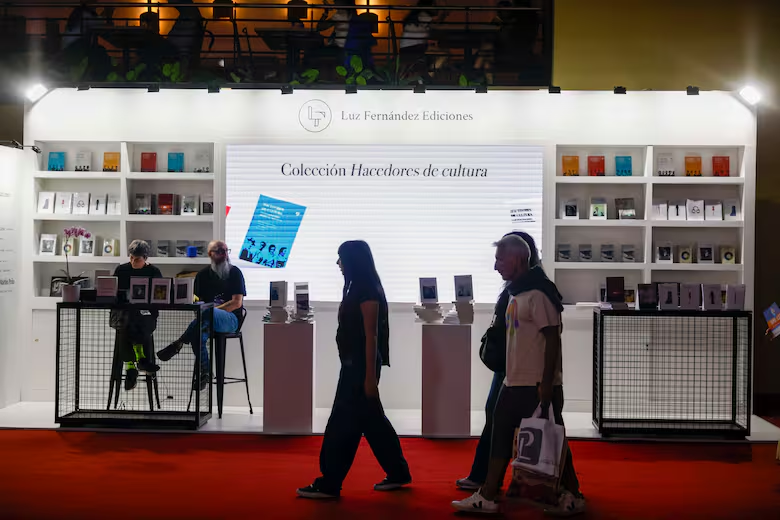 En este momento estás viendo Luz Fernández Ediciones en la 50° Feria del Libro: mención en La Nación